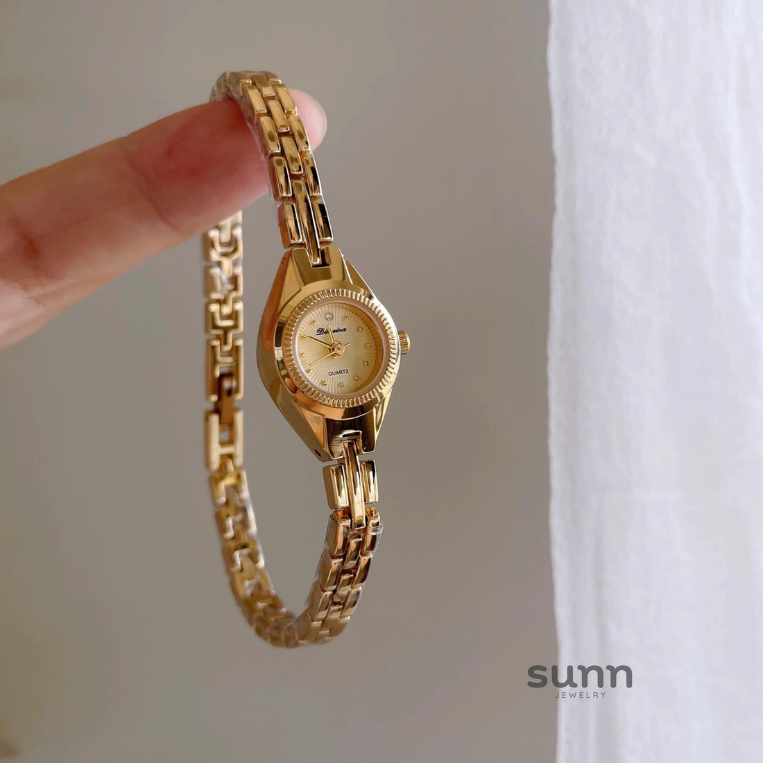 Shelbie Mini Gold Bracelet Watch [AEY1JFLN]