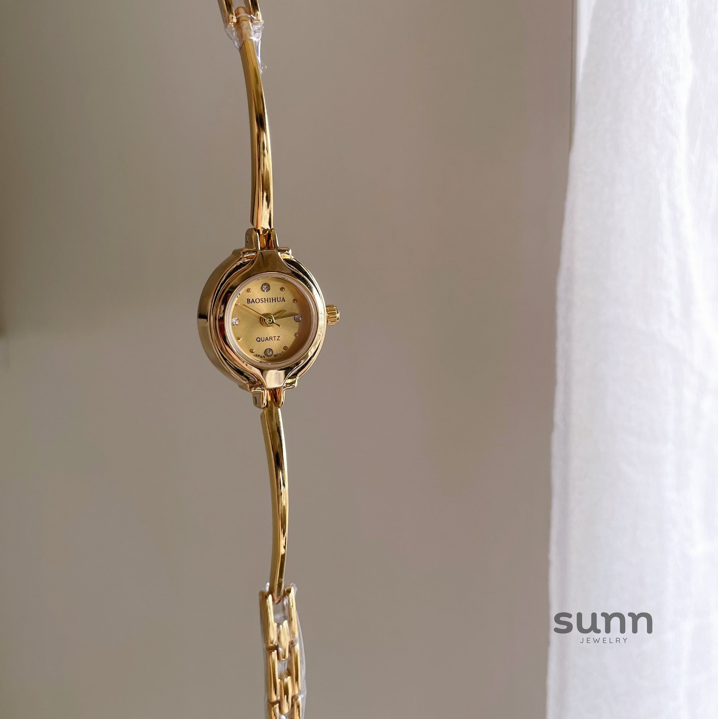 Shelbie Mini Gold Bracelet Watch [DHB98L5N]