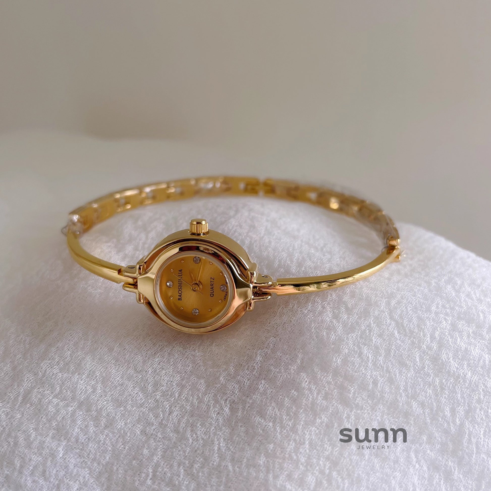 Shelbie Mini Gold Bracelet Watch [N3NAV1R5]