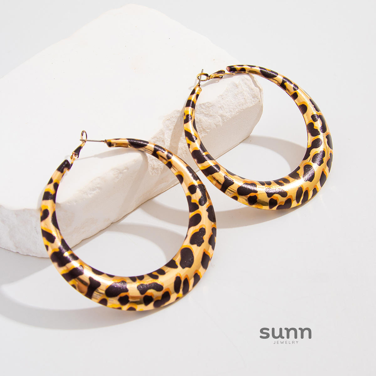 Sherlyn Leopard Print Hoop Earrings [UHNOFPRU]