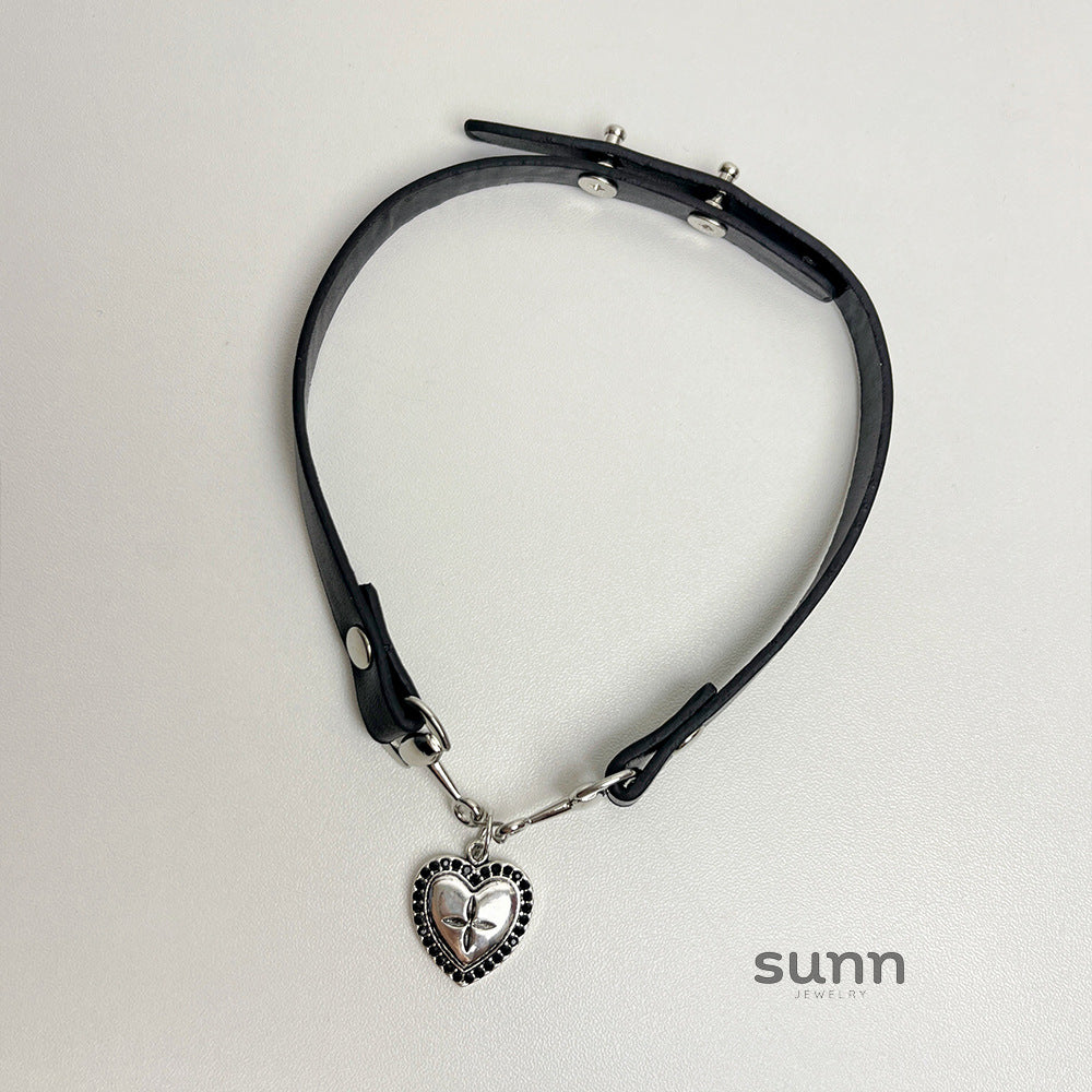 Shifra Leather Heart Choker [OL0TUEIA]