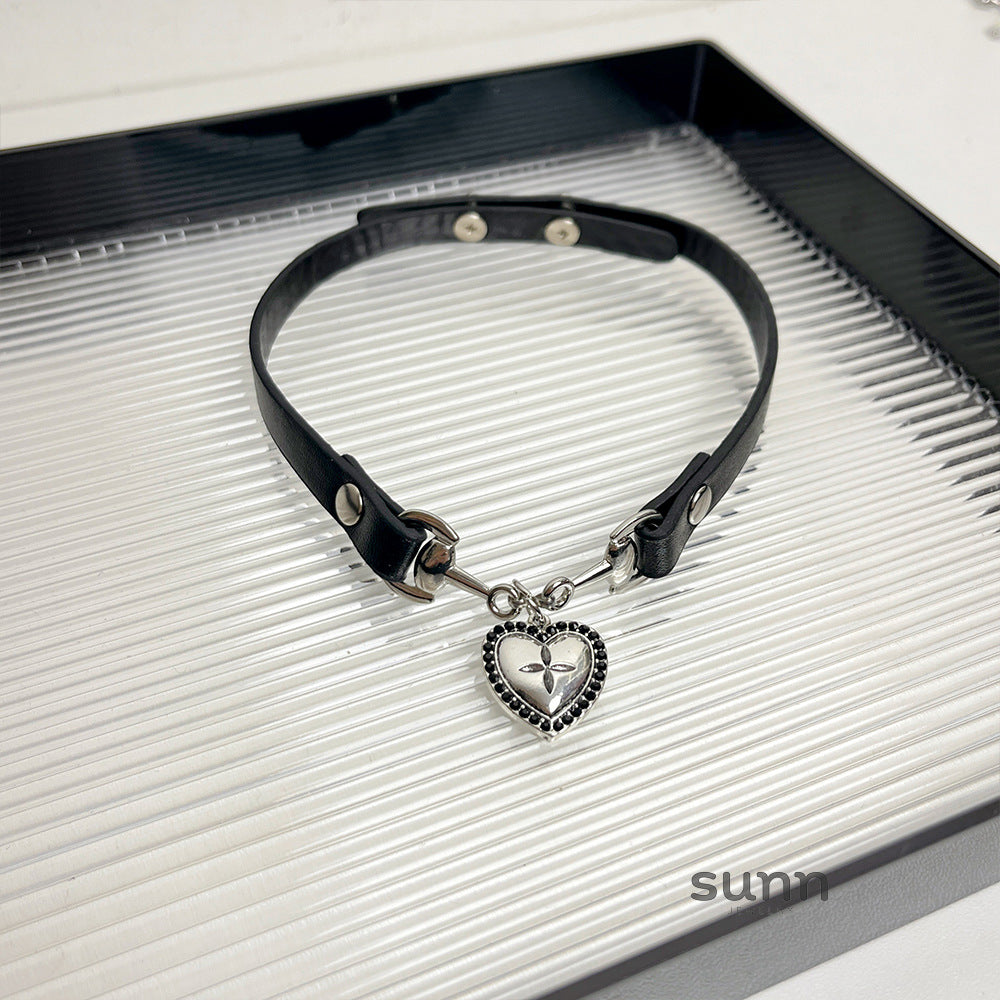 Shifra Leather Heart Choker [RMLO30ML]