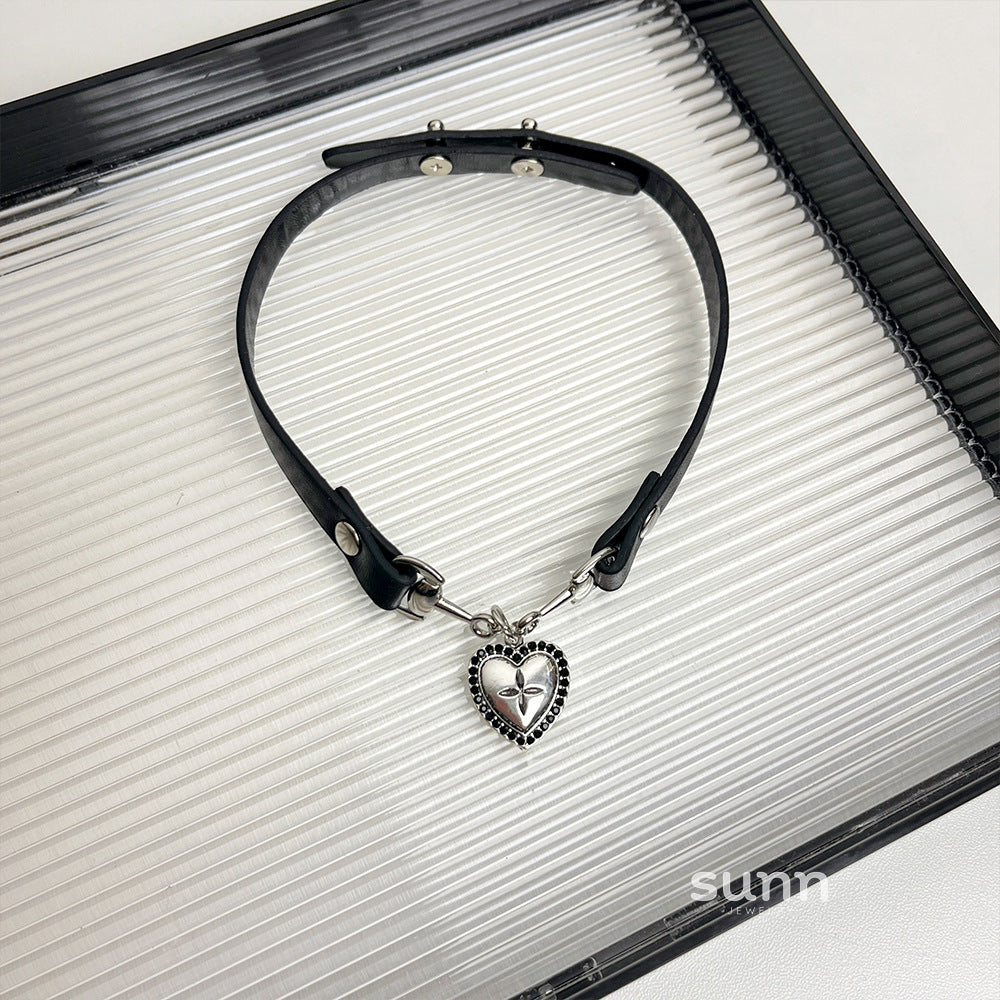 Shifra Leather Heart Choker [VQD59CGE]