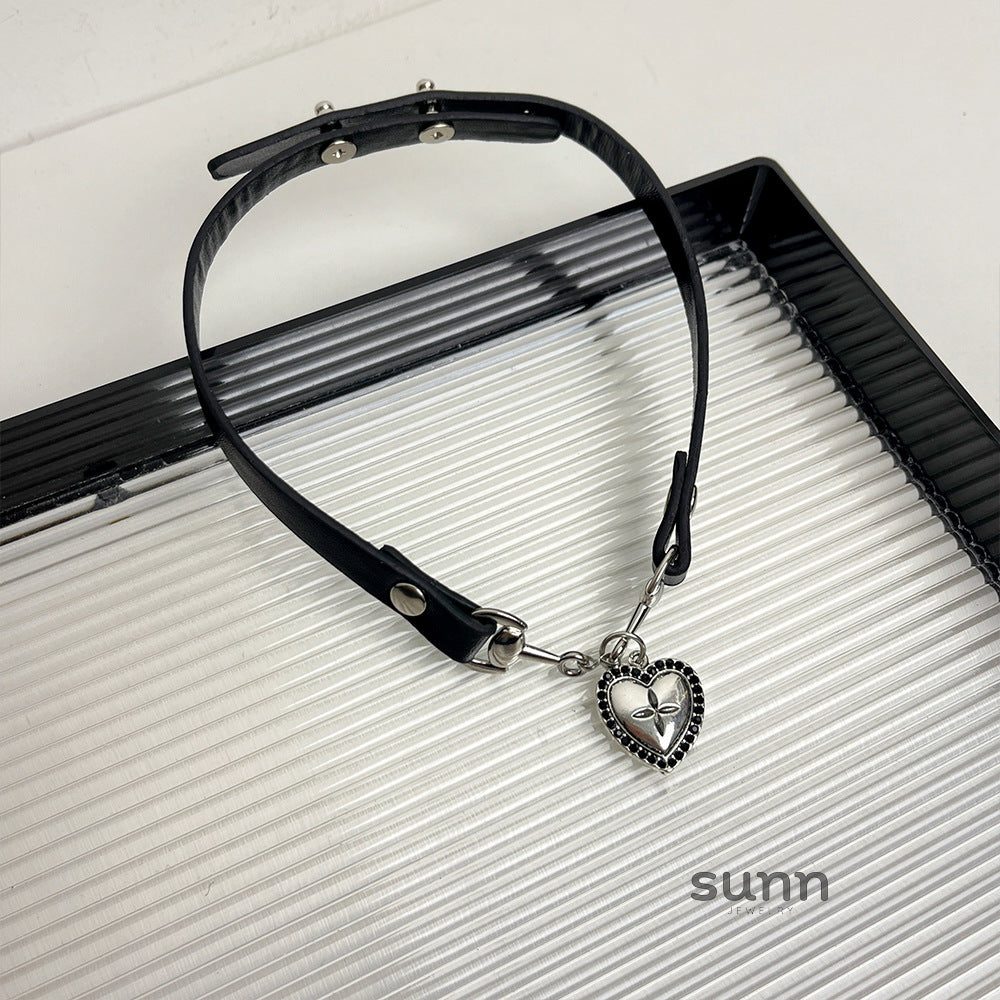 Shifra Leather Heart Choker [W40Y9339]