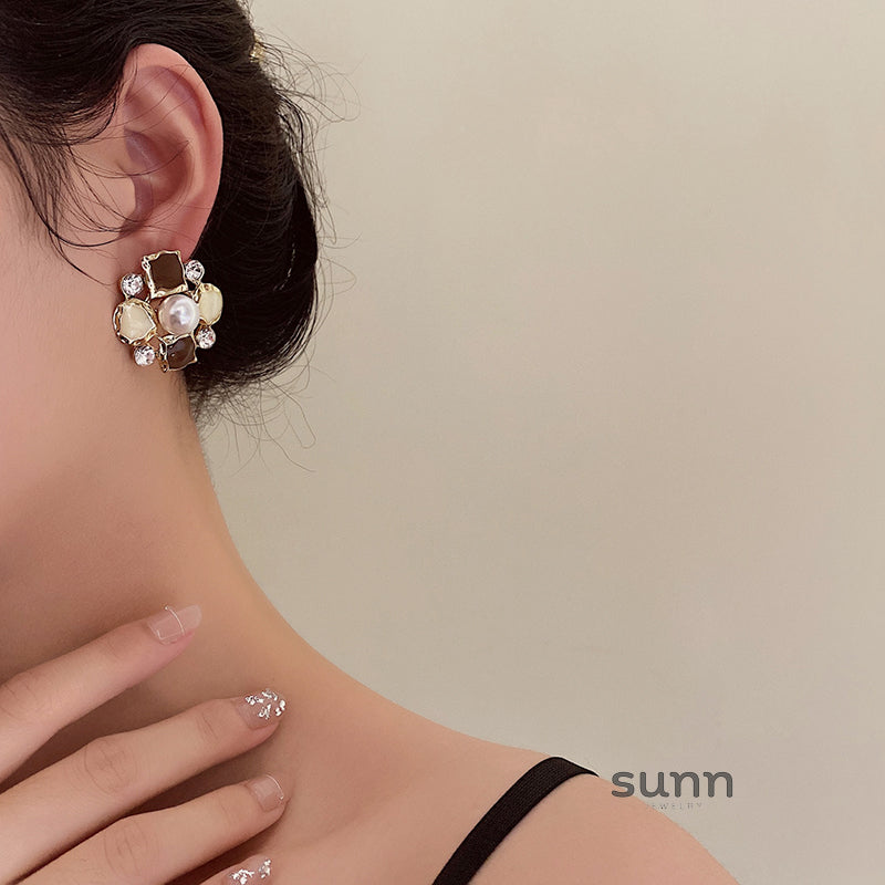 Shivani Irregular Pearl Earrings [GKH11MMJ]
