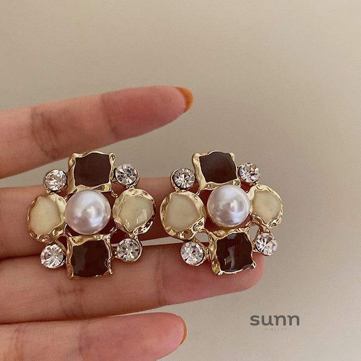 Shivani Irregular Pearl Earrings [9IMJMMC6]