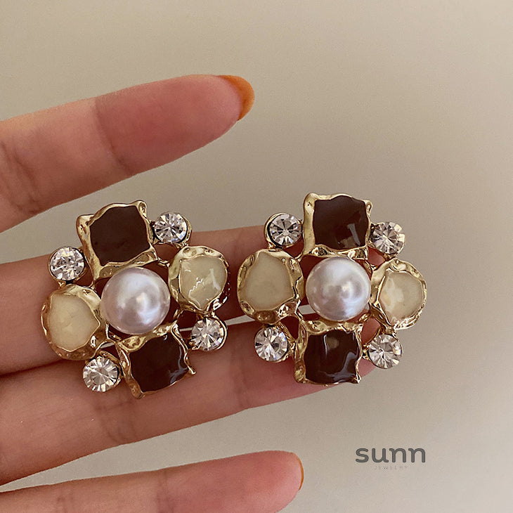 Shivani Irregular Pearl Earrings [PX2S7OGZ]