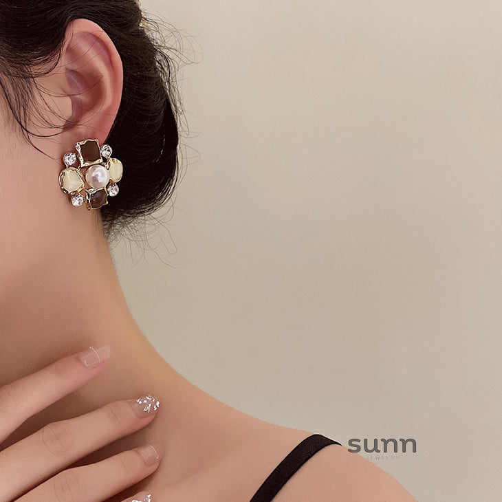 Shivani Irregular Pearl Earrings [GRVF8WAD]