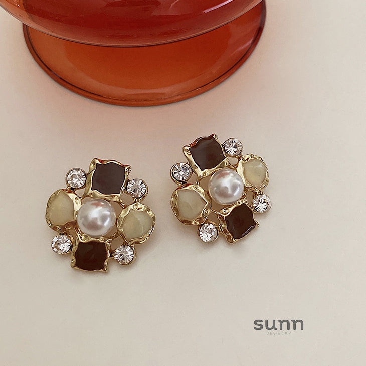 Shivani Irregular Pearl Earrings [WAQRSHLZ]
