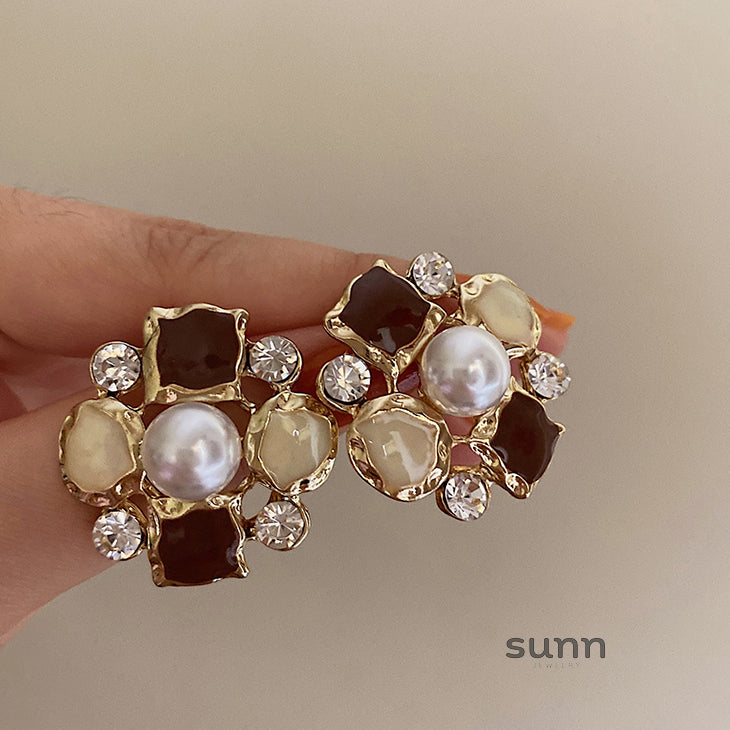 Shivani Irregular Pearl Earrings [SRIVKRLU]