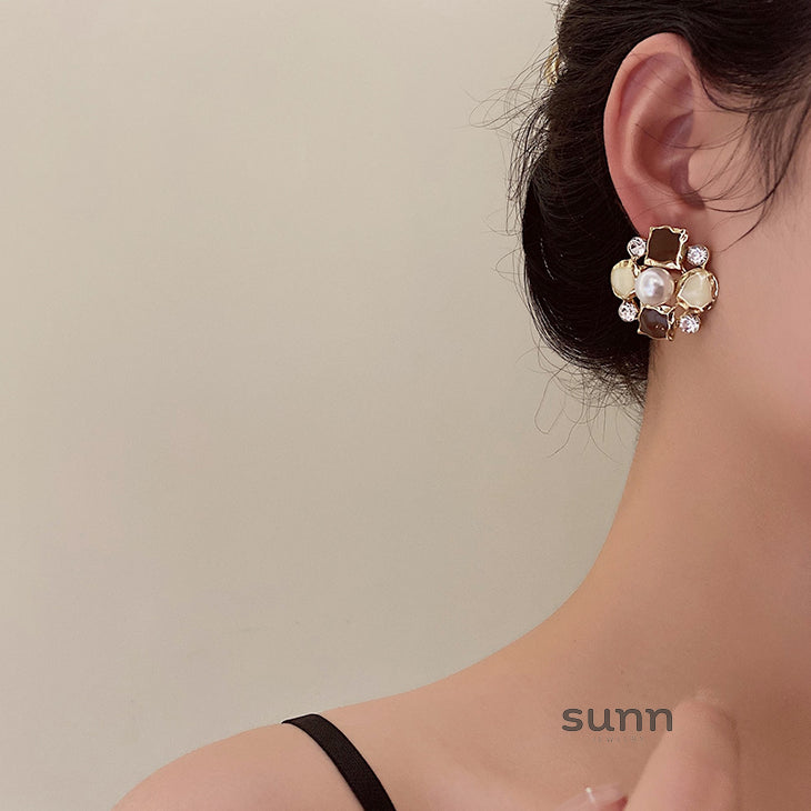 Shivani Irregular Pearl Earrings [IA2MTQ0X]