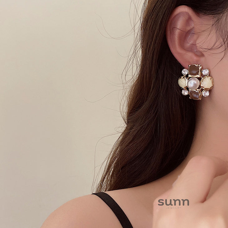 Shivani Irregular Pearl Earrings [SS2PWYGG]