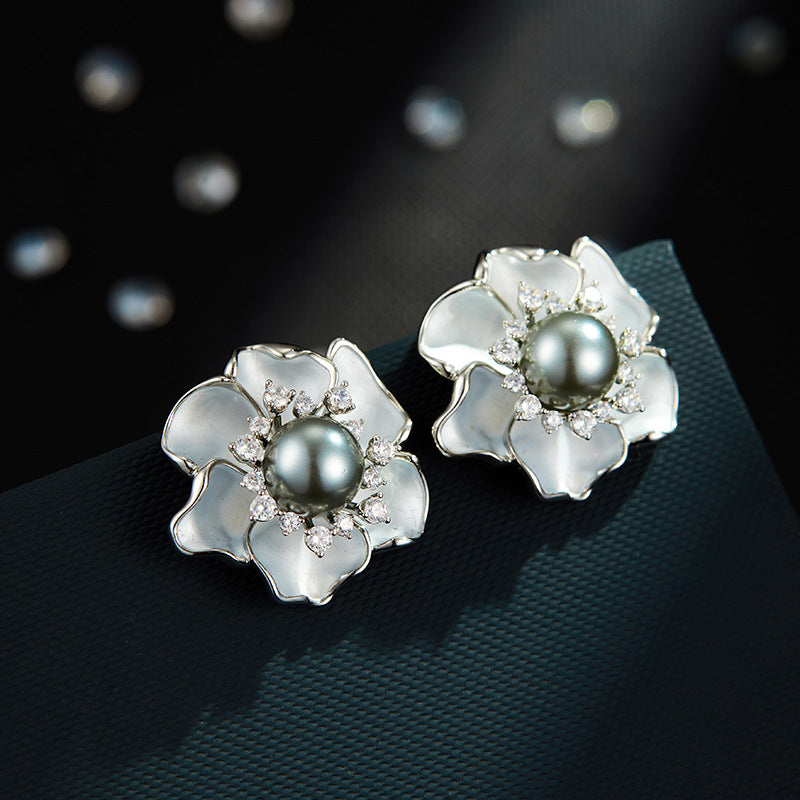 Siara Camellia Pearl Earrings [EGM1OTFZ]