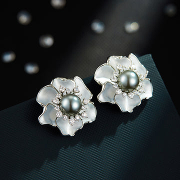 Siara Camellia Pearl Earrings [EGM1OTFZ]