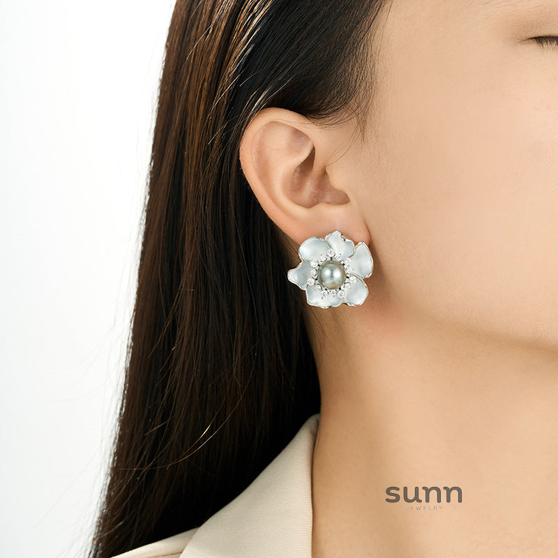 Siara Camellia Pearl Earrings [CO501KZ8]