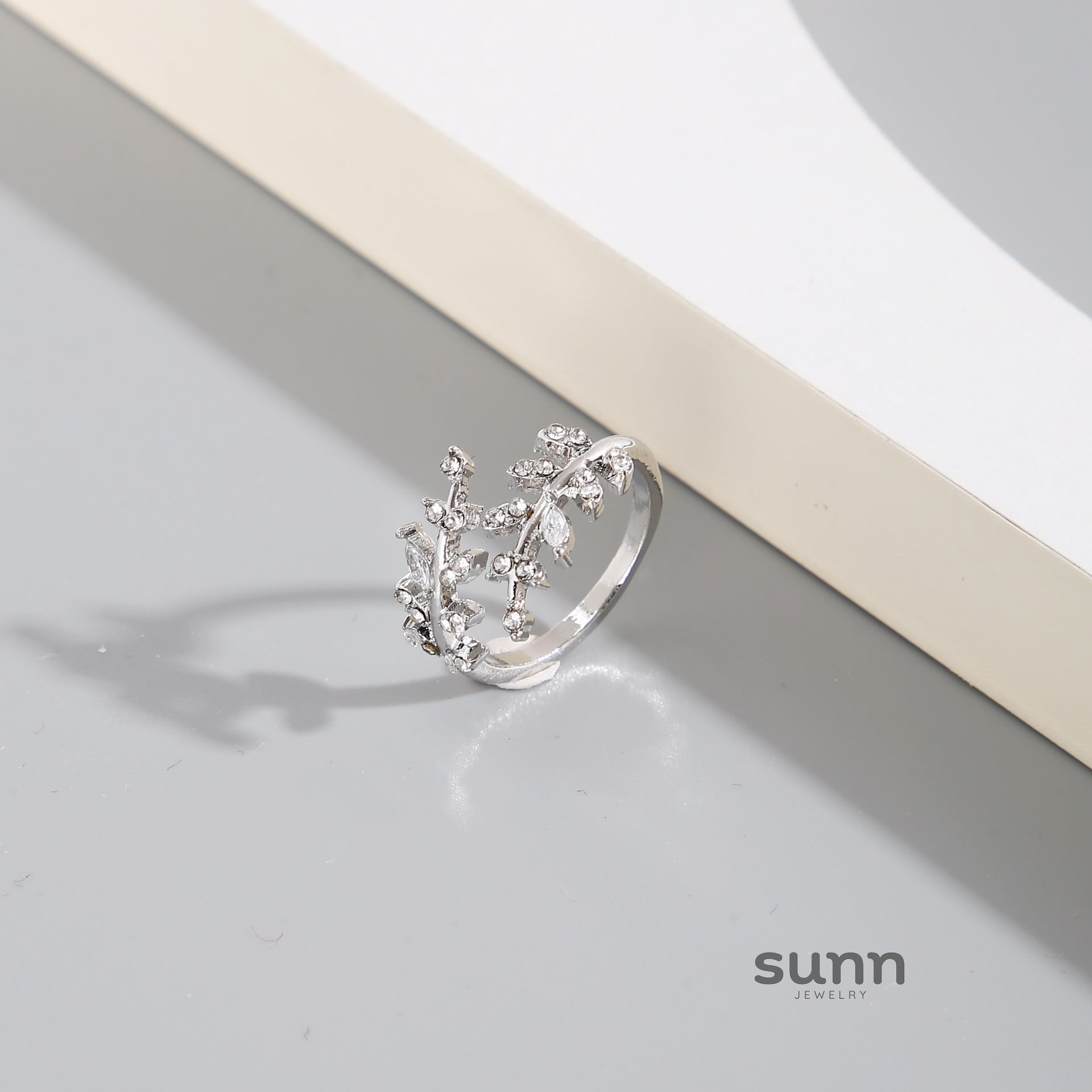 Siara Diamond Leaf Ring [FE8P1MD9]