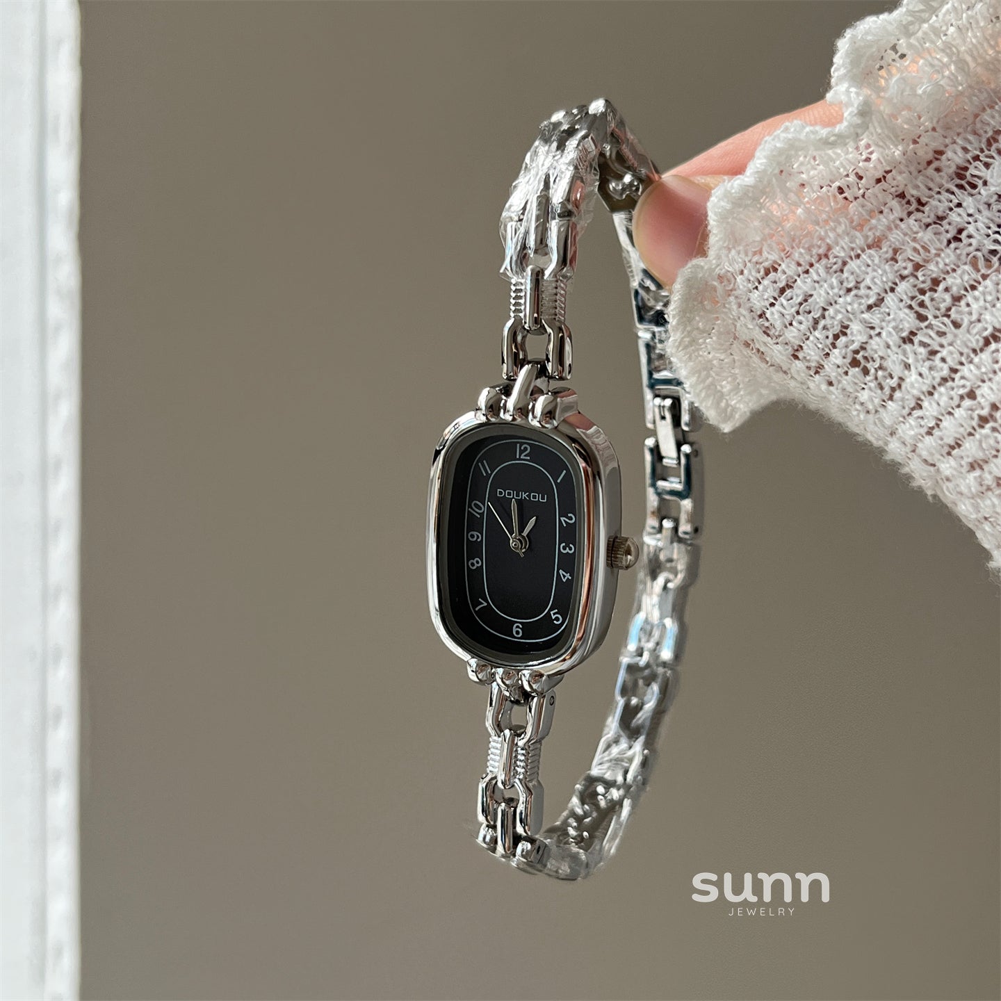 Siobhan Petite Bracelet Watch [8CF8WR2H]