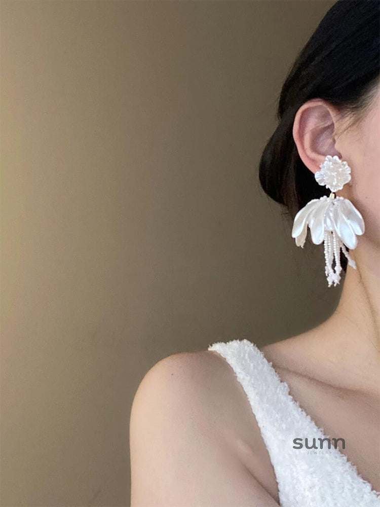 Skyleigh Camellia Pearl Tassel Earrings [IE1BMTK6]