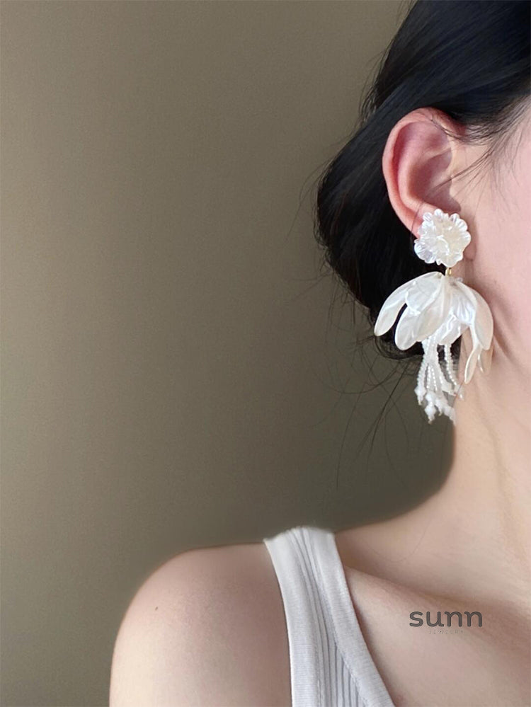 Skyleigh Camellia Pearl Tassel Earrings [QWW2P06M]