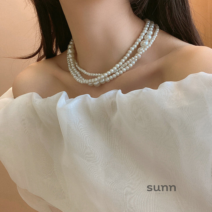 Skylie Triple Strand Pearl Necklace [FEV9AB2X]