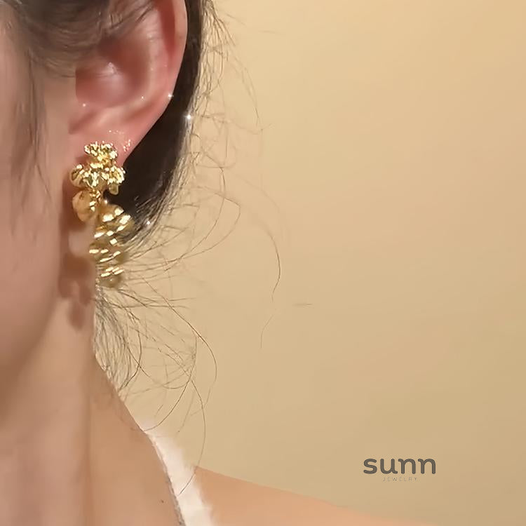 Skylynn Gilt Leaf Drop Earrings [55RSDZG5]