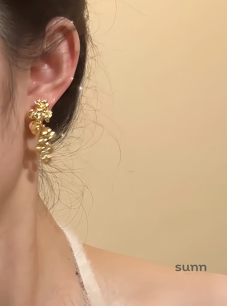 Skylynn Gilt Leaf Drop Earrings [UMRECZU4]