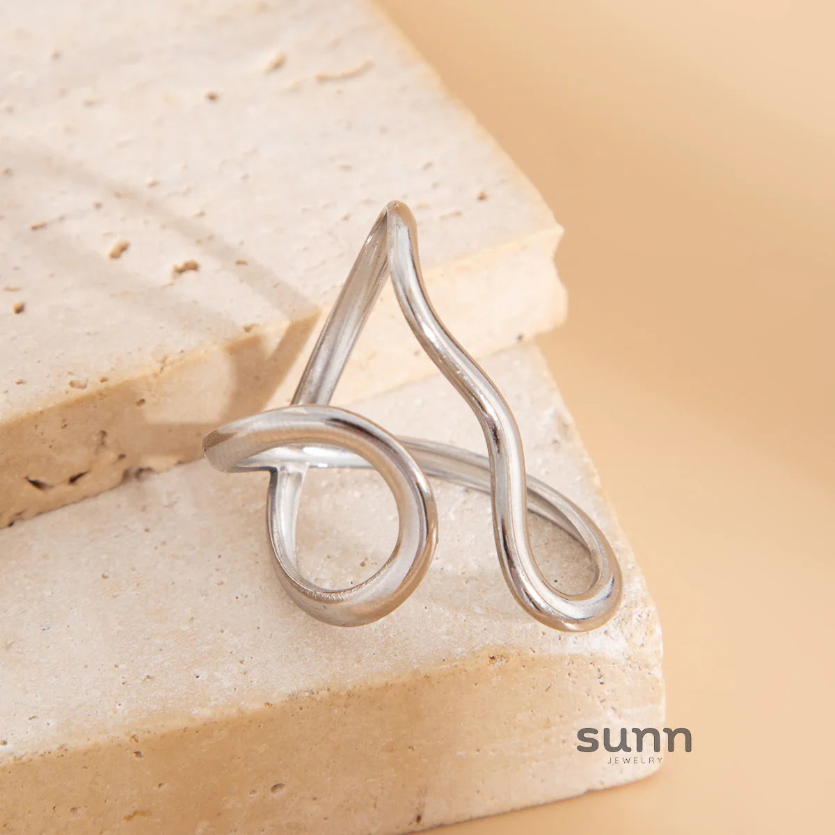 Soliana Abstract Line Ring