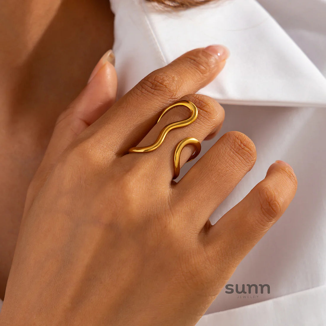 Soliana Abstract Line Ring
