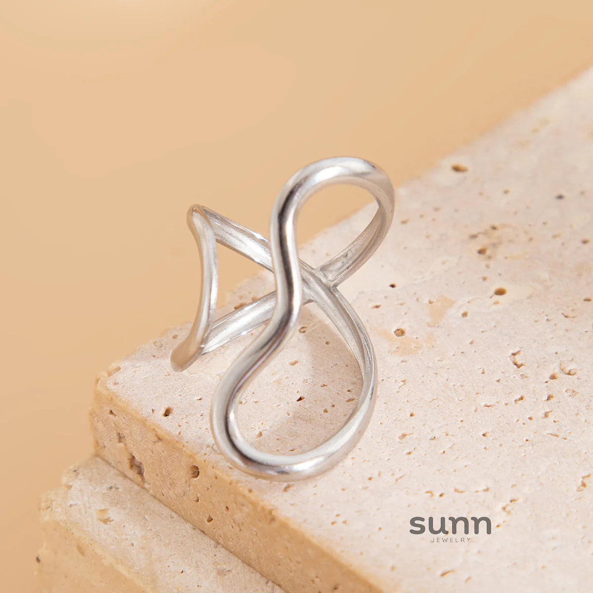 Soliana Abstract Line Ring