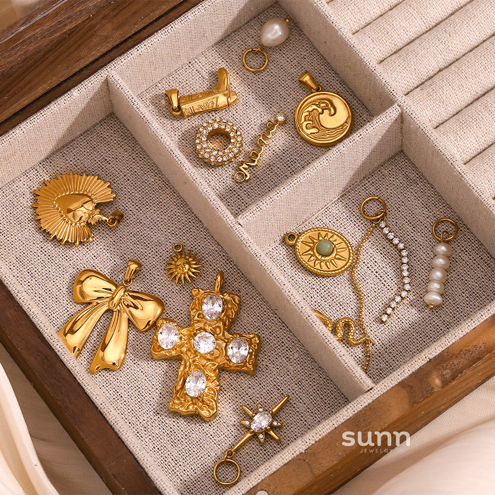 Sommer Gold Charm Pendants [D71PQBG5]