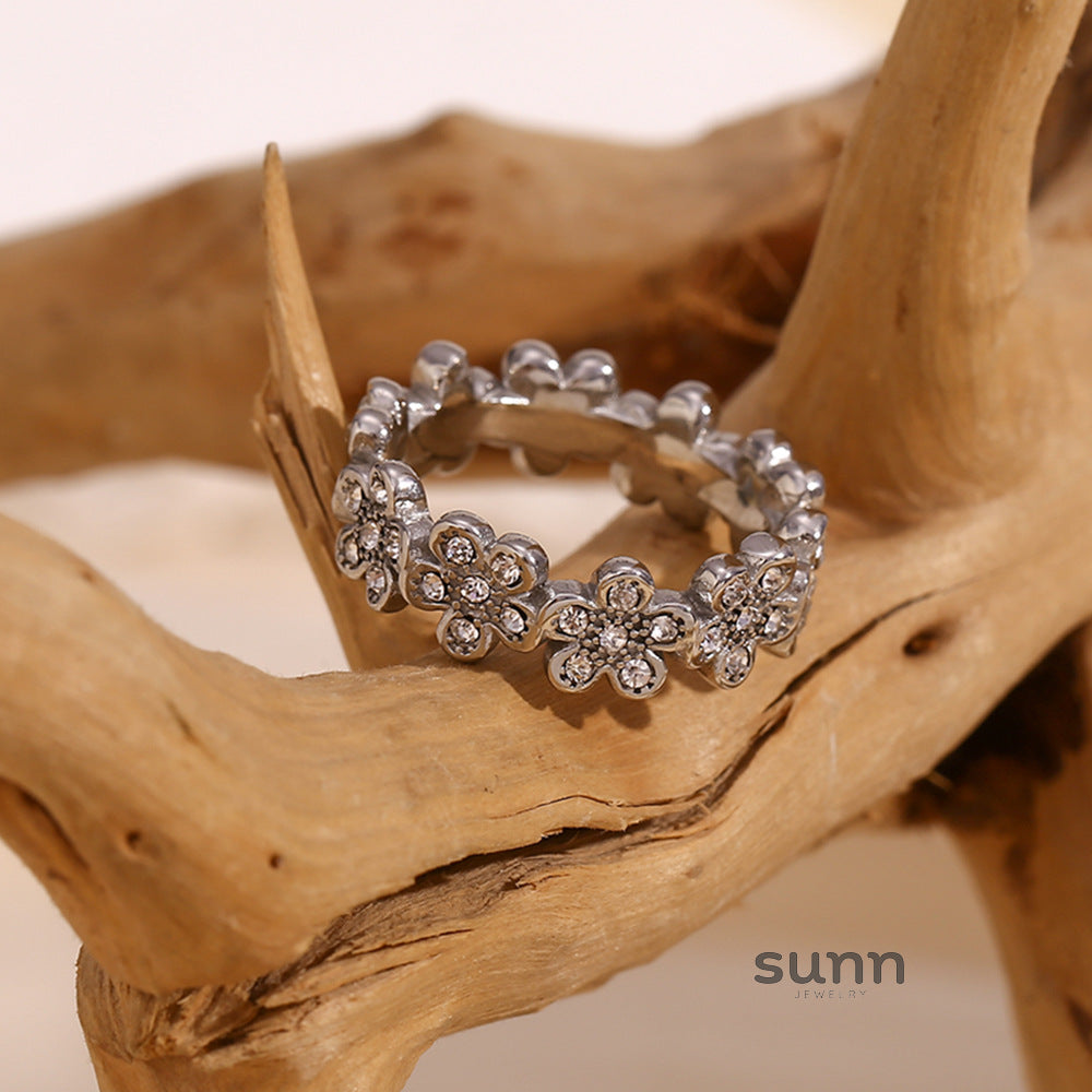 Sonja Diamond Daisy Ring [RO83N4L1]