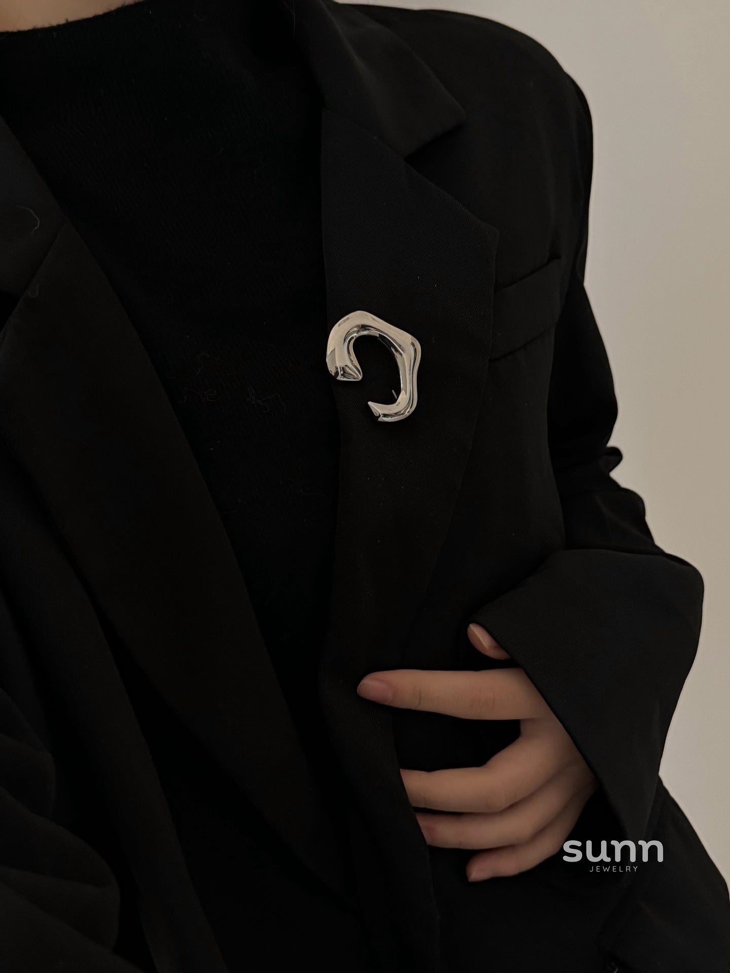 Soraya Abstract Metal Brooch [RZ9U4D8Y]