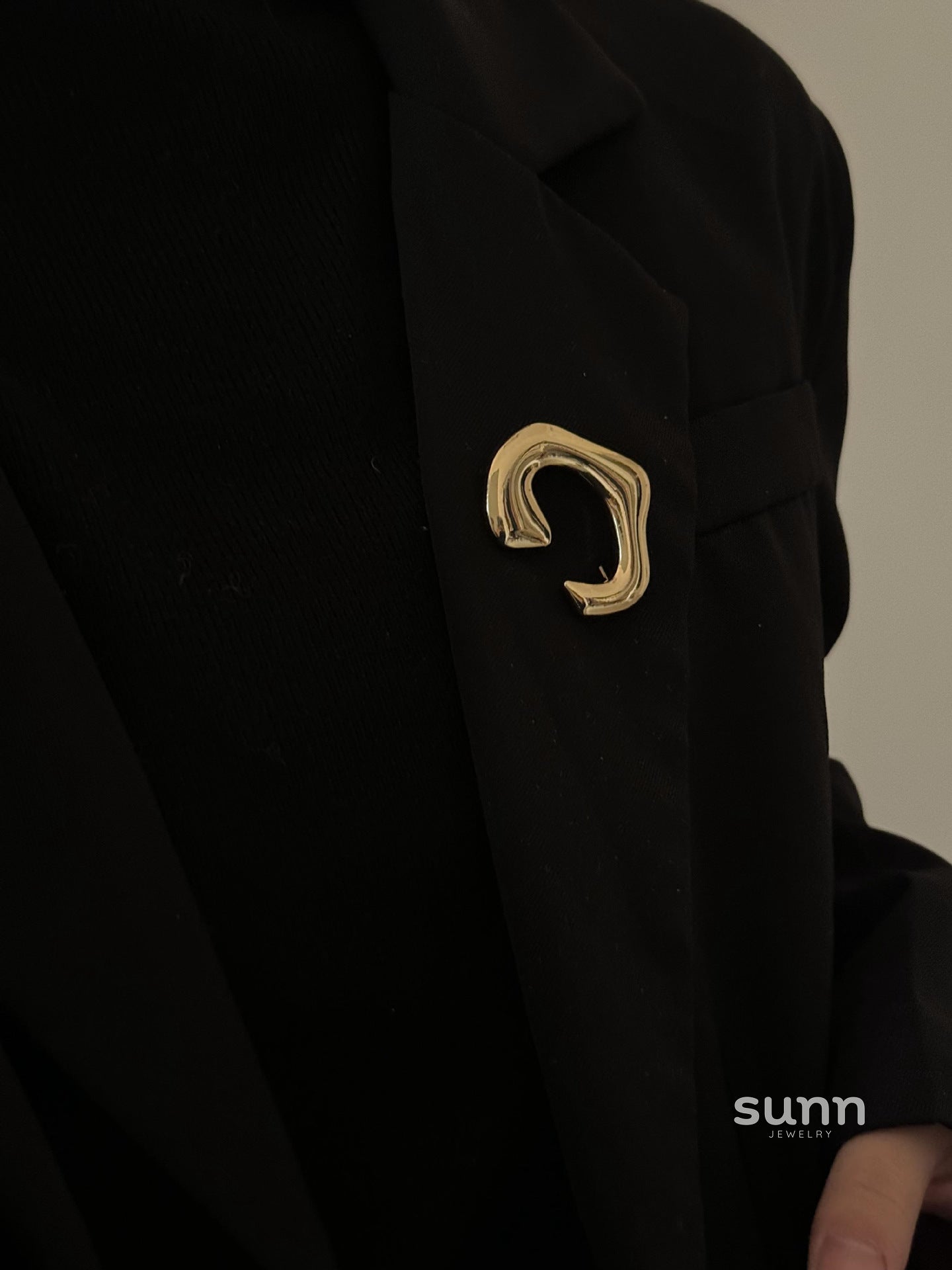Soraya Abstract Metal Brooch [7BDU9INS]