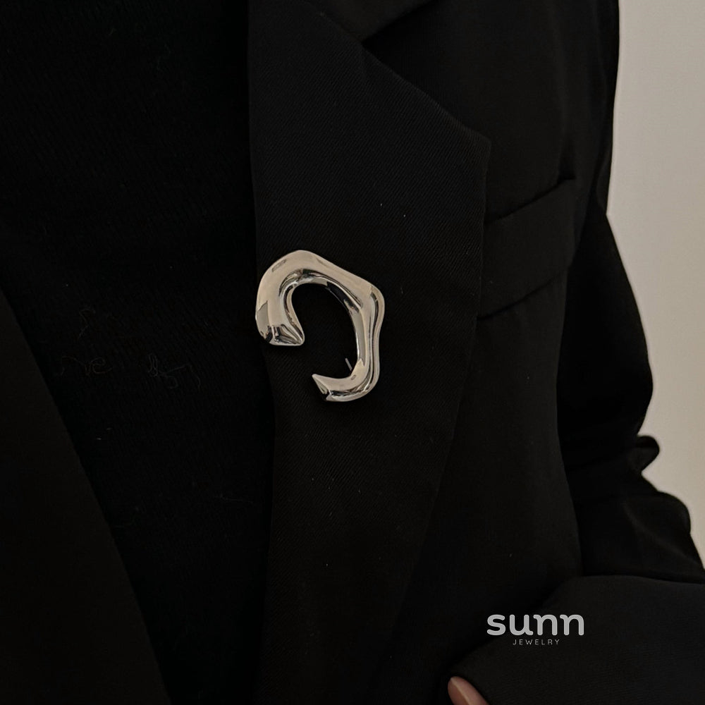 Soraya Abstract Metal Brooch [TV6F9ENZ]