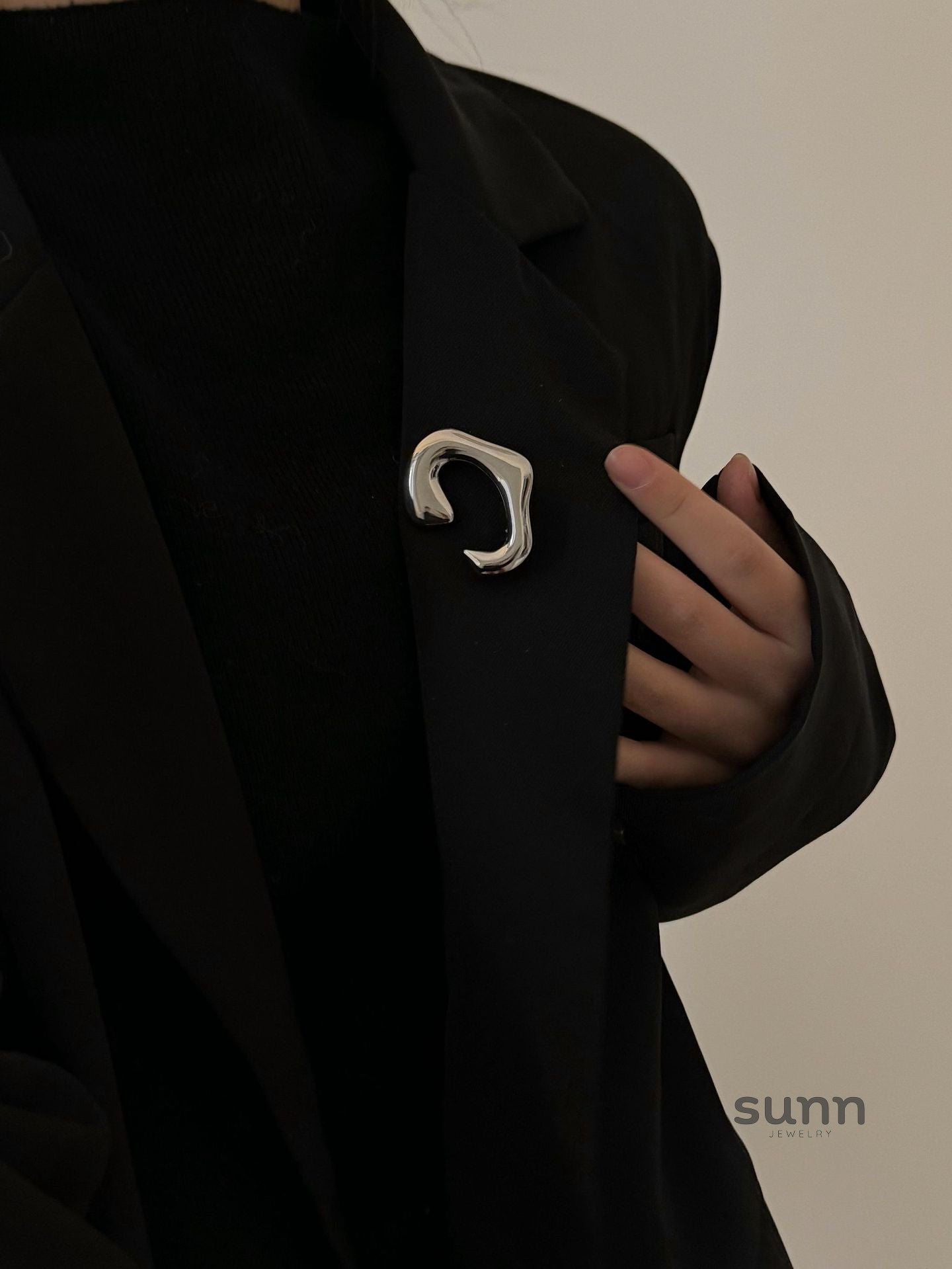Soraya Abstract Metal Brooch [7P0X68W9]
