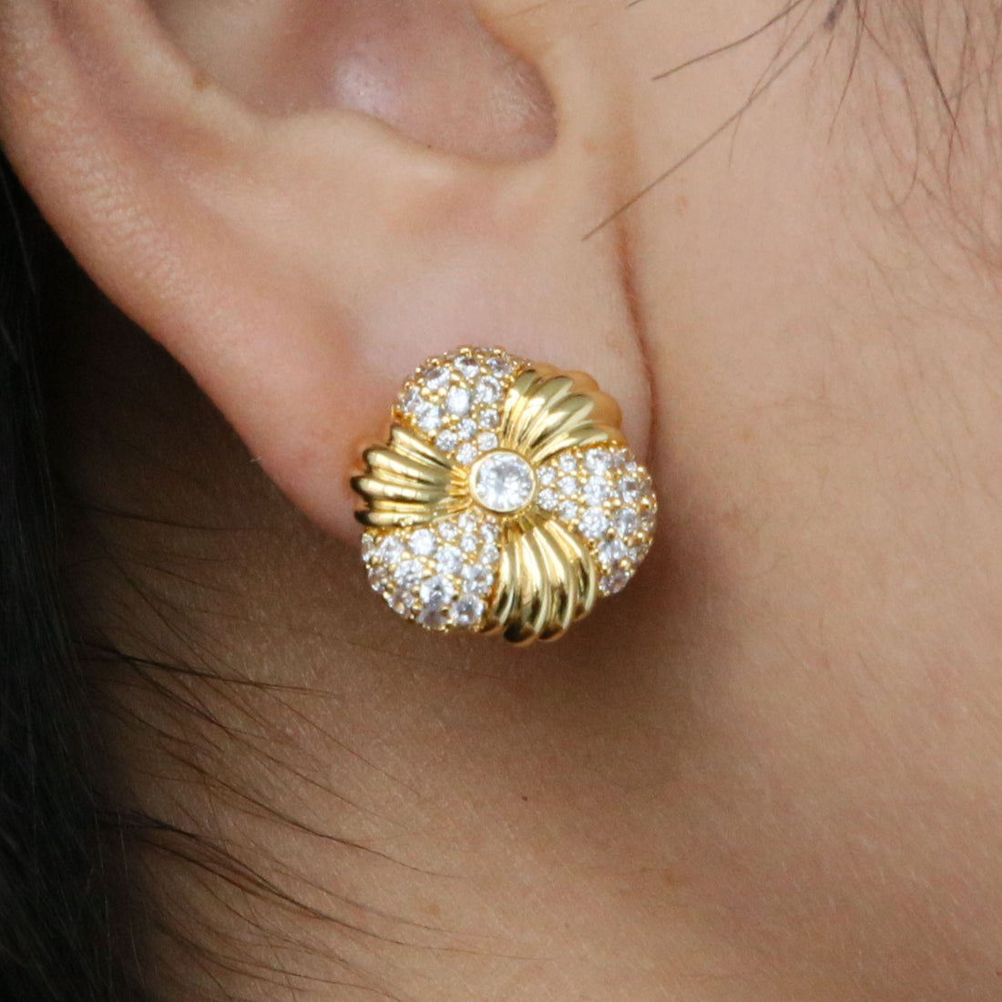 Storie Delicate Gold Bloom Earrings [3VBM4ROV]