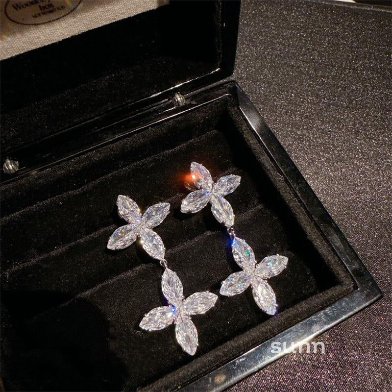 Suri Elegant Butterfly Earrings [327UCCZV]
