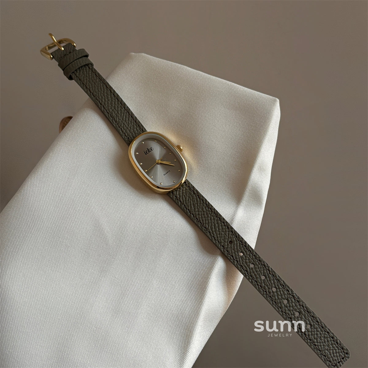 Sury Retro Oval Strap Watch [NT2RL0I2]