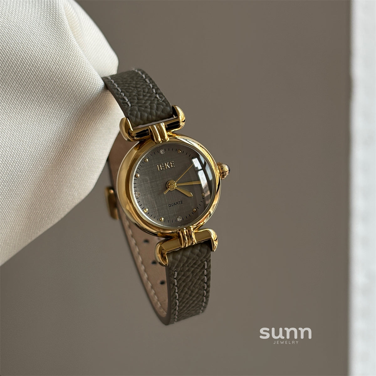 Sury Retro Oval Strap Watch [EK6R1BXY]