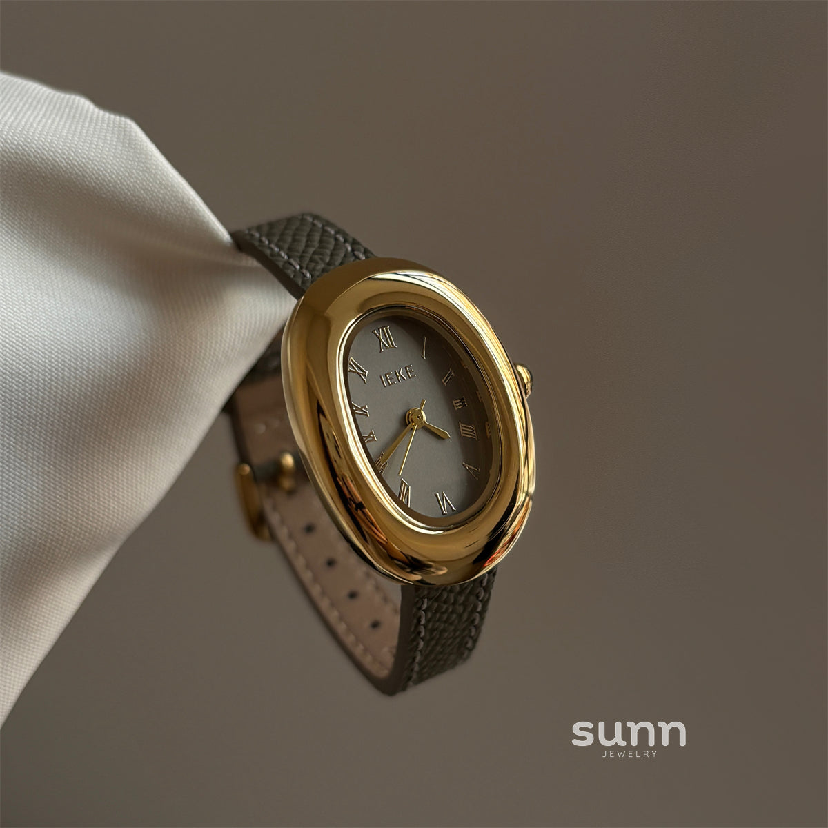 Sury Retro Oval Strap Watch [WUKC62YL]
