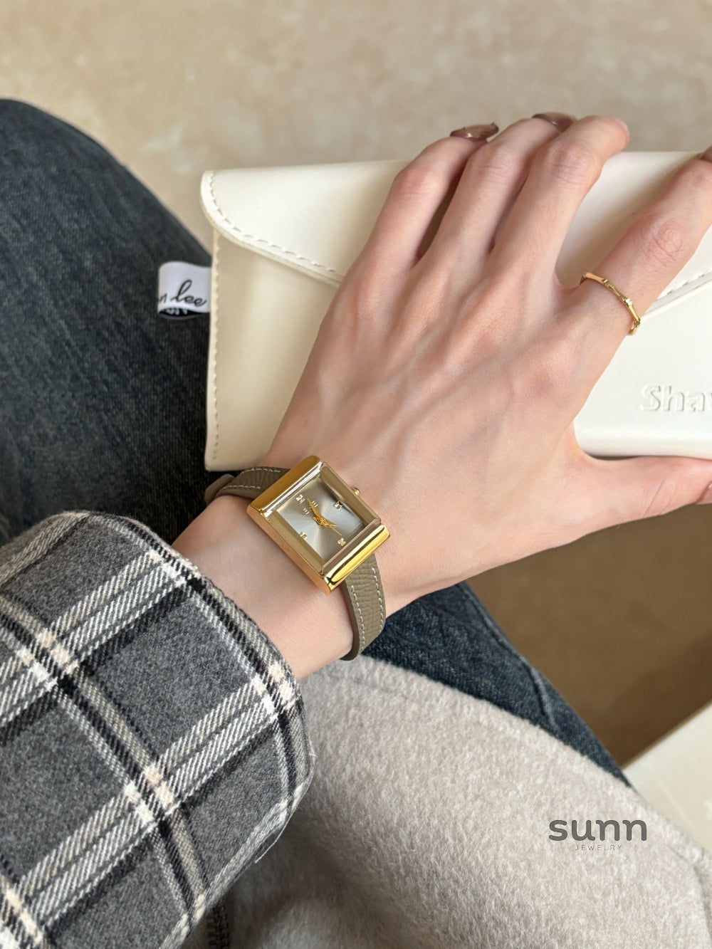 Sury Retro Oval Strap Watch [CK6I4ZM6]