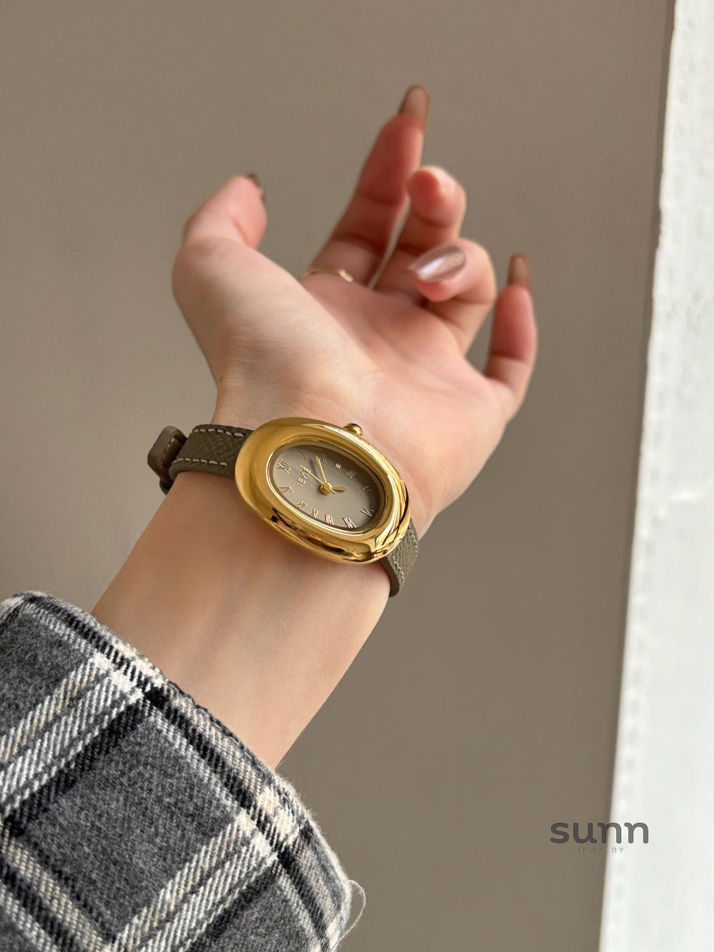 Sury Retro Oval Strap Watch [X8NEO327]
