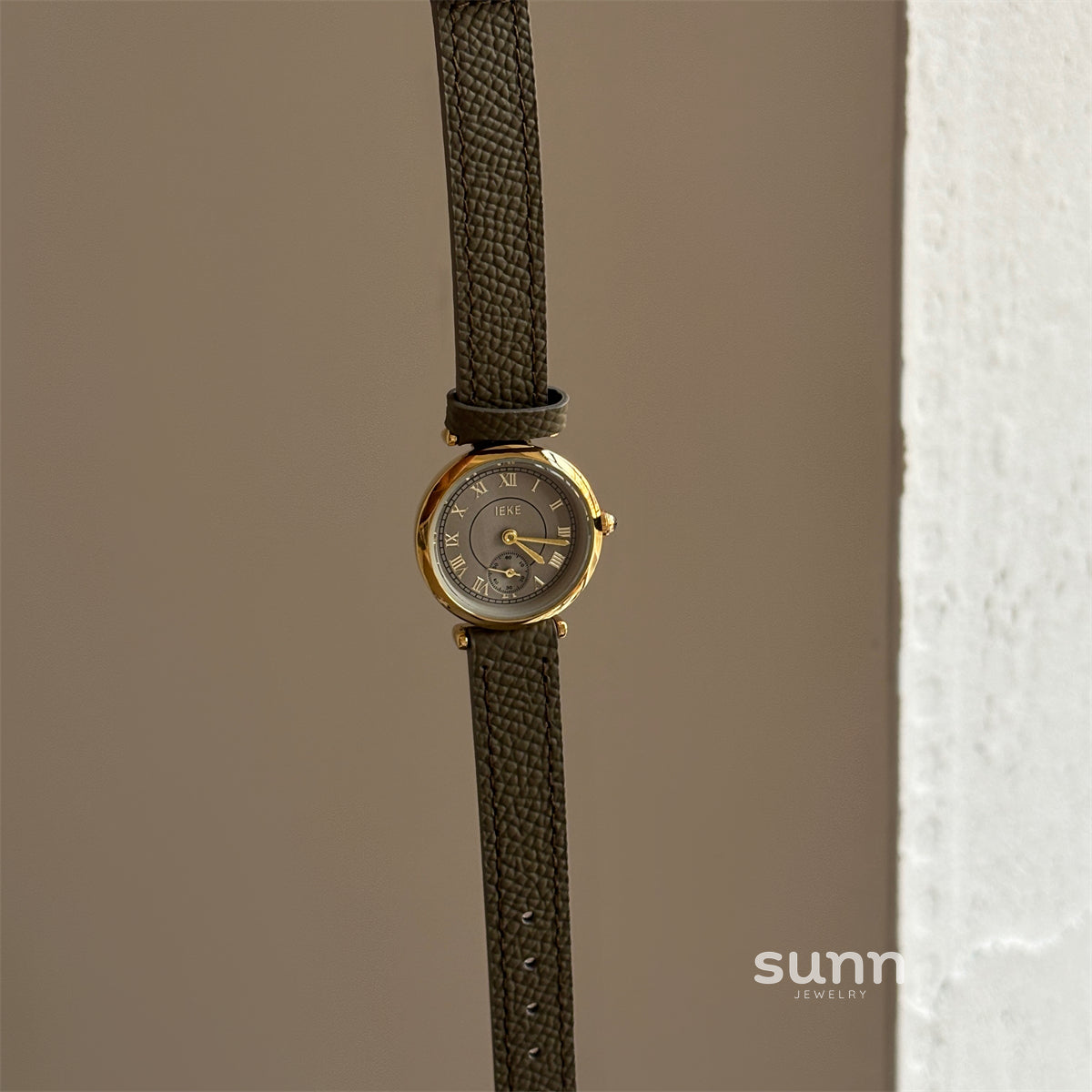 Sury Retro Oval Strap Watch [4MRKSQGM]