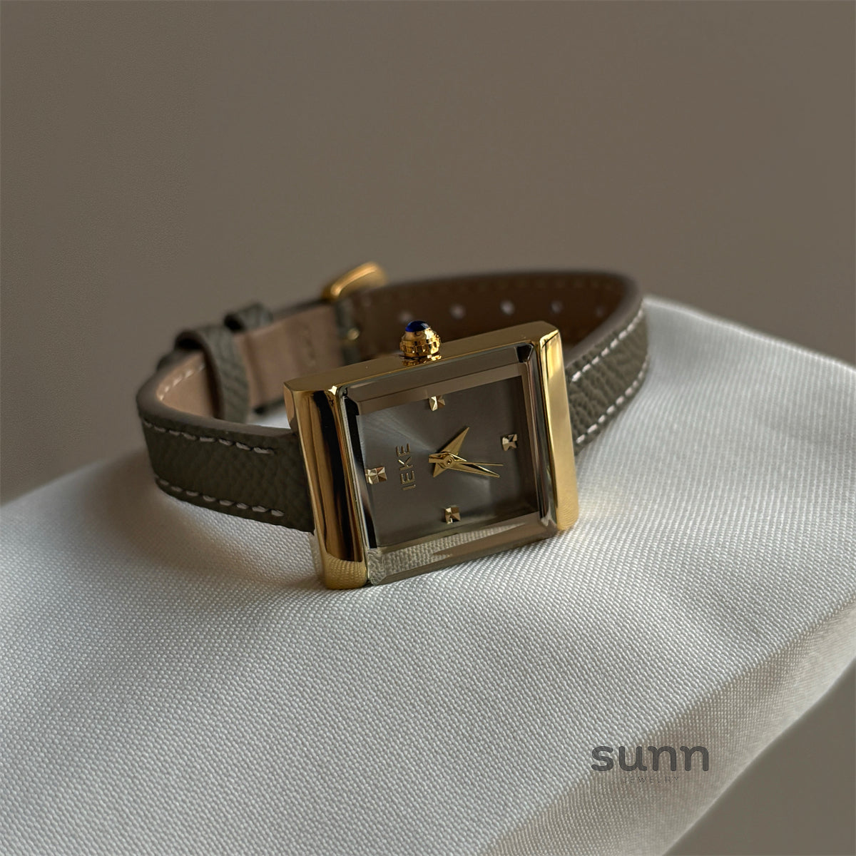 Sury Retro Oval Strap Watch [XMQXSSW2]