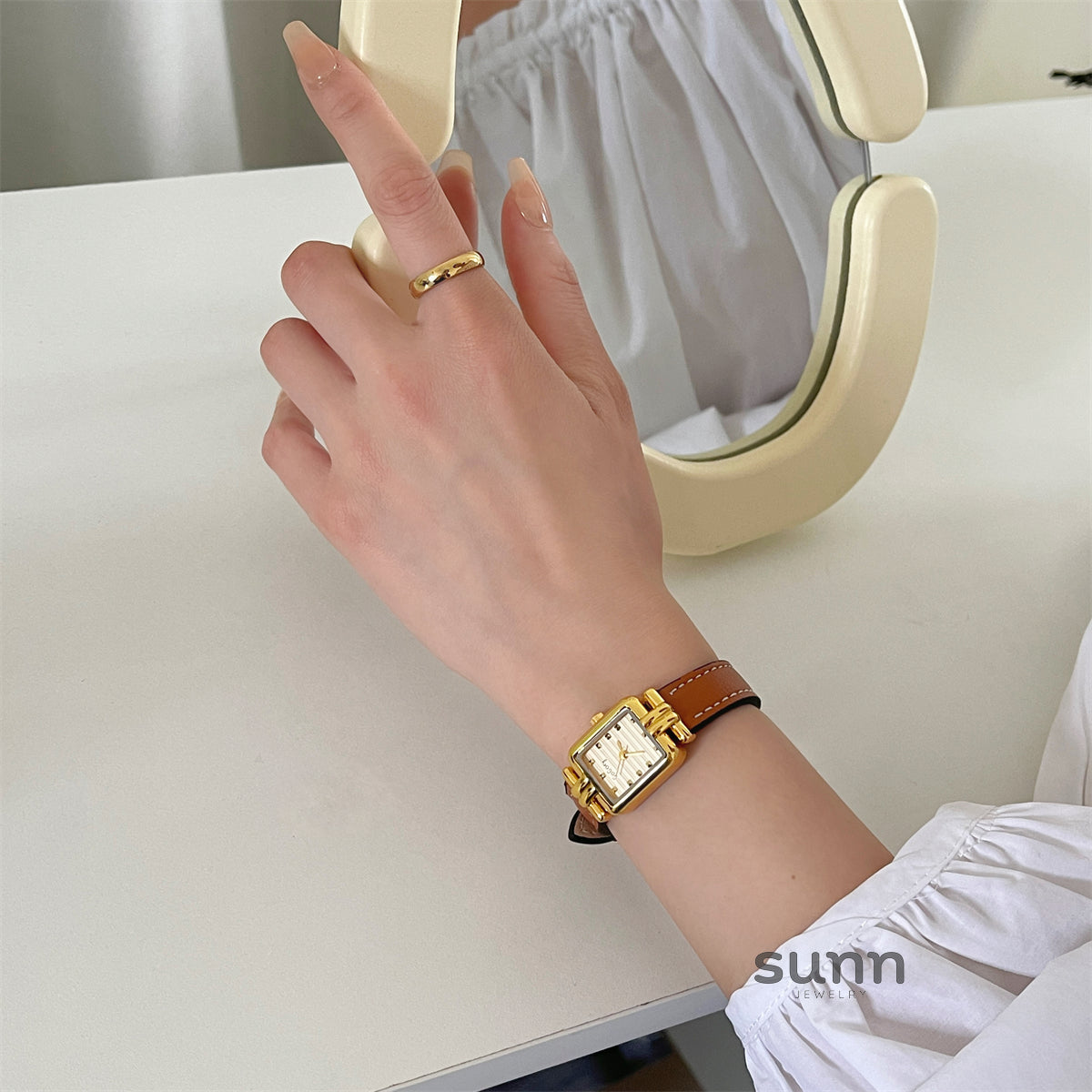 Susanna Vintage Leather Watch [CEFIBB6V]