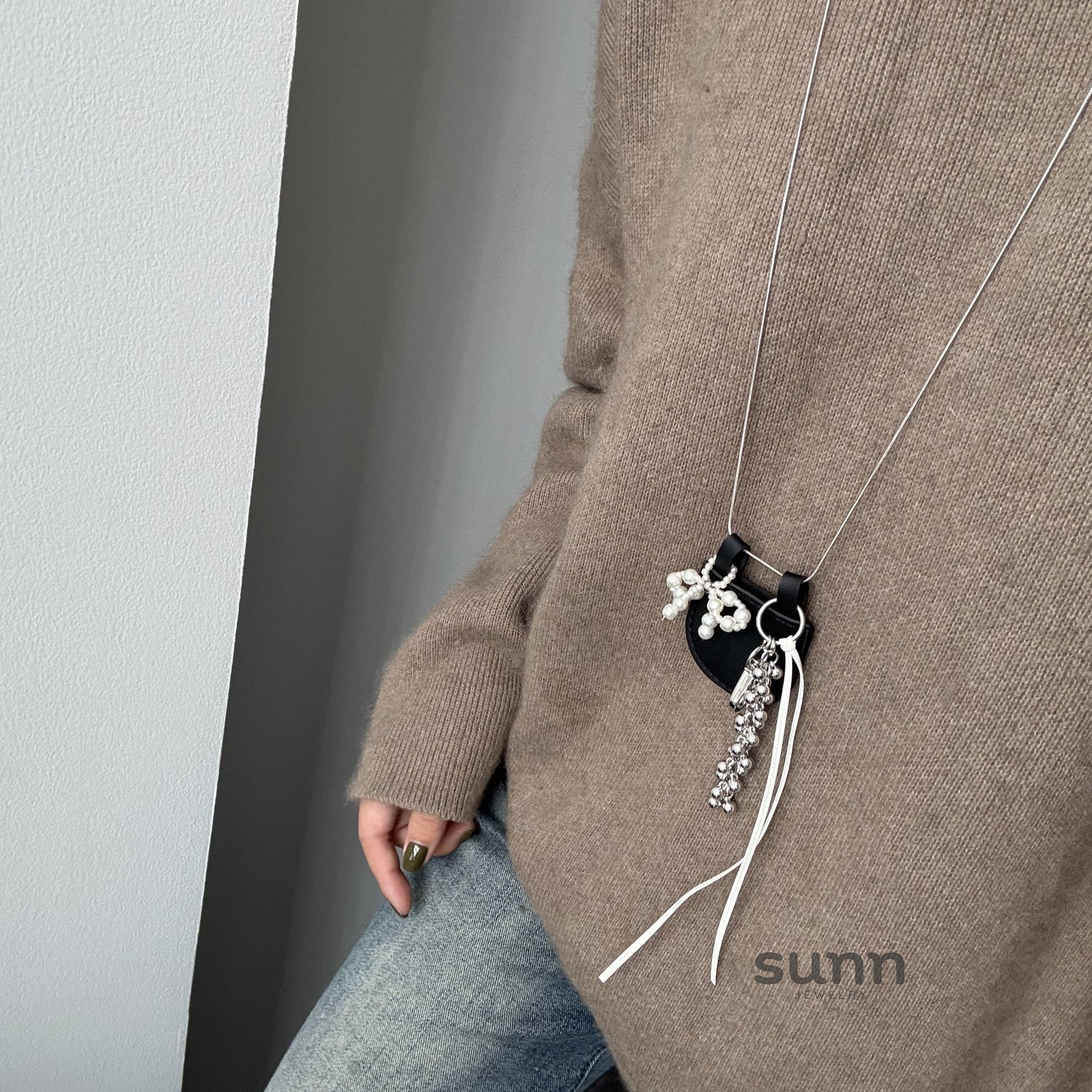 Syriah Pearl Bow Leather Necklace [BDEEU5C2]