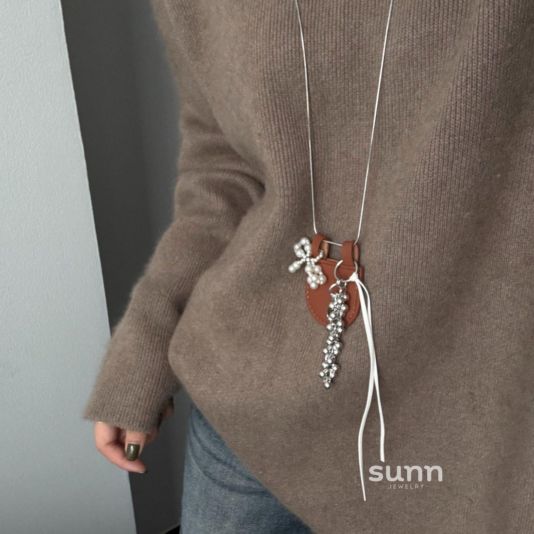 Syriah Pearl Bow Leather Necklace [M5Z9A6H5]