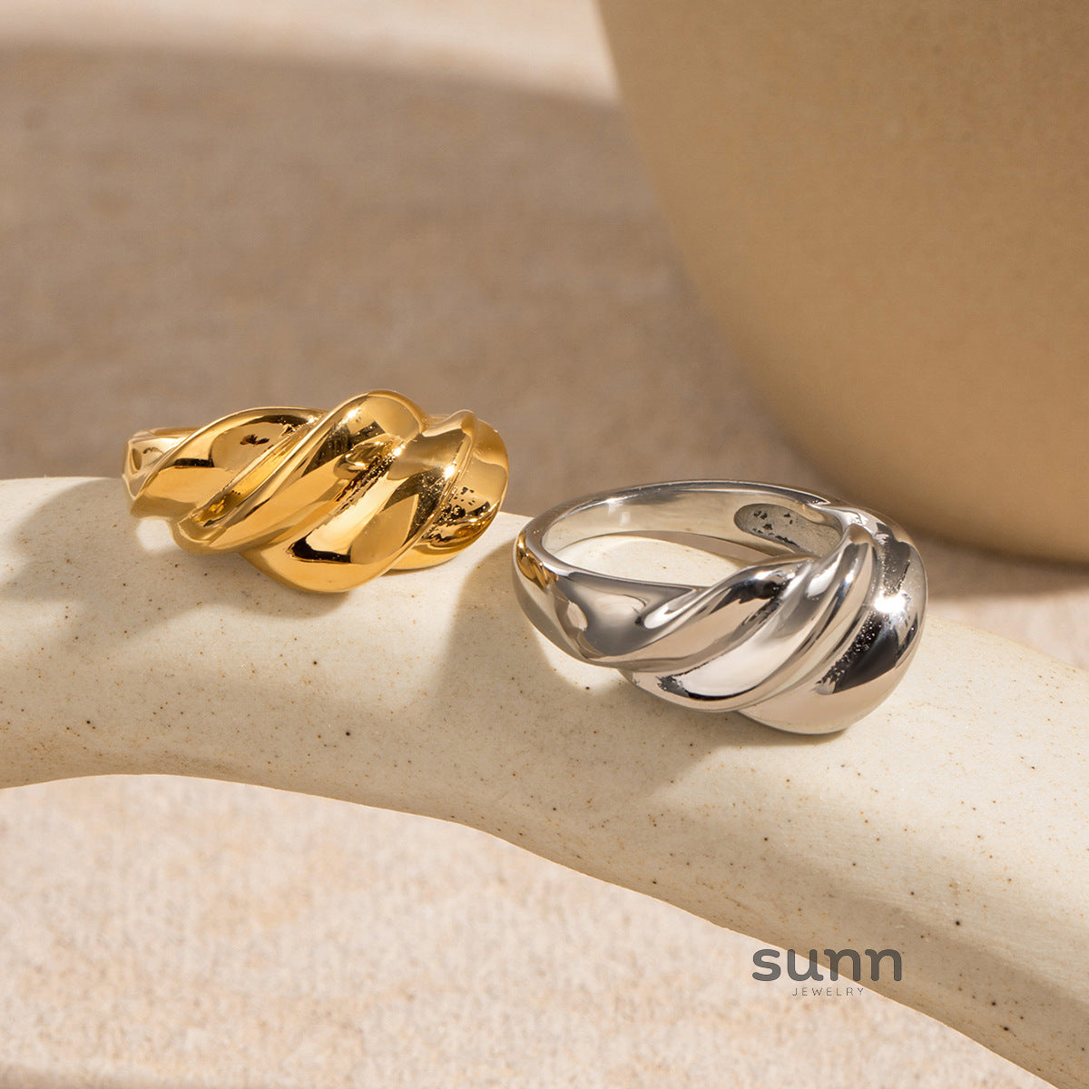Taegan Twisted Band Ring [0FMAFANK]