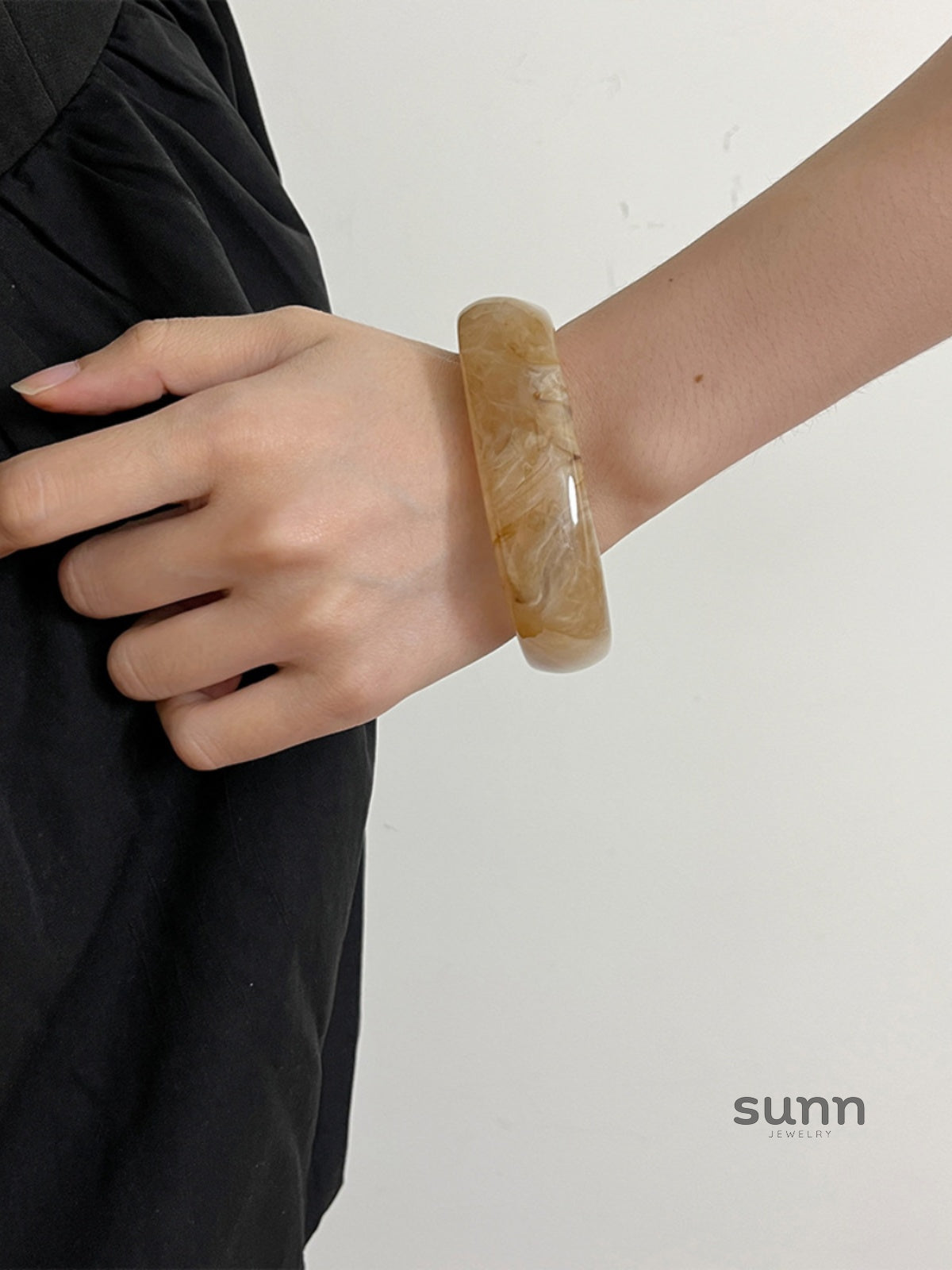 Taelyn Geometric Resin Cuff Bracelet [2V7T9BEP]