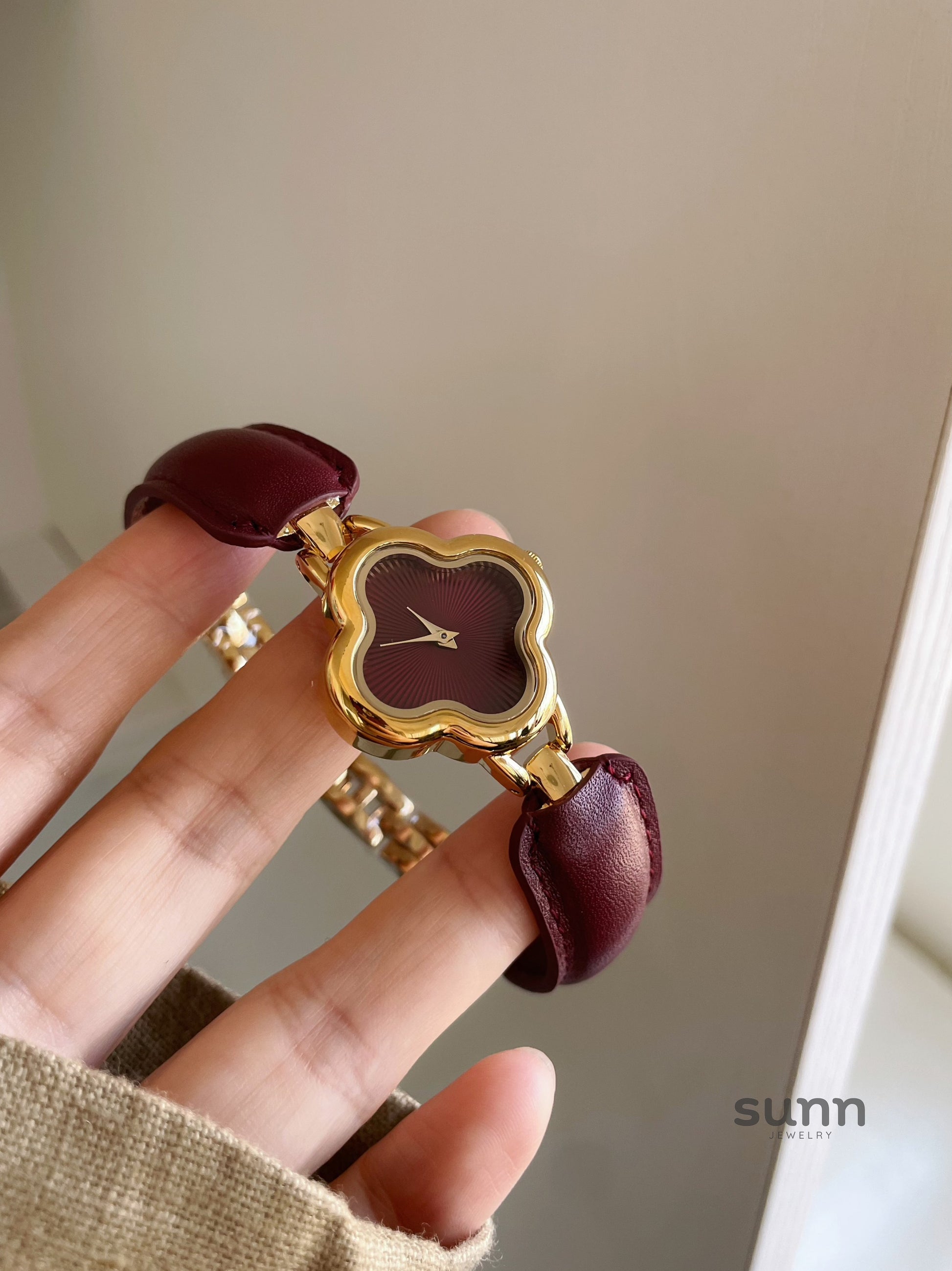 Tania Clover Bracelet Watch [2U575D91]